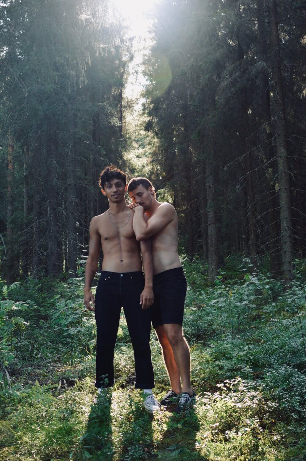Joonas ja Yael kesämökillä metsässä