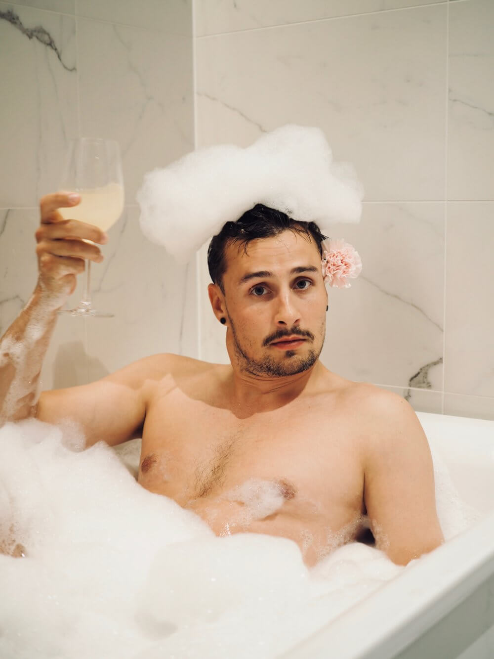 Hotellivuoden todellisia ongelmiako? Joonas kylpemässä ja juomassa siideriä Clarionissa. #YearInClarion